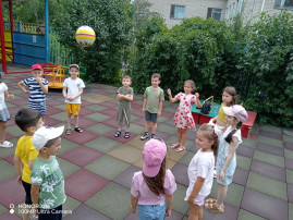 Летний денек в детском саду Летний денек в детском саду.